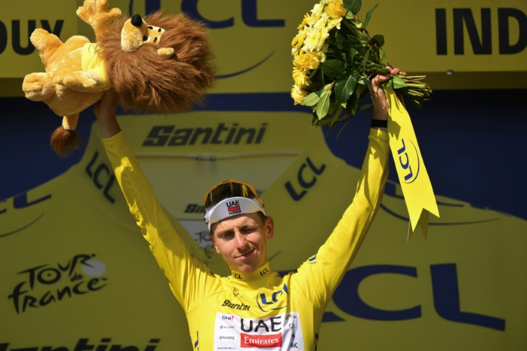 Le maillot jaune Tadej Pogacar sur le podium de la 9e étape du Tour de France, le 13 juillet 2025 à Châteauroux