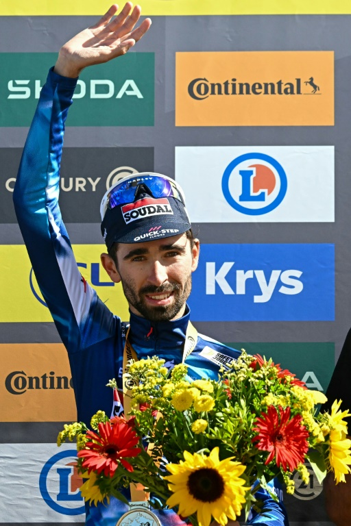Valentin Paret-Peintre sur le podium après sa victoire lors de la 16e étape du Tour de France au Mont Ventoux, le 22 juilet 2025