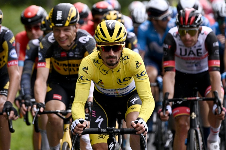 Julian Alaphilippe avec le maillot jaune lors de l'édition 2021 du Tour de France, le 27 juin 2021 sur la route de Mur-de-Bretagne