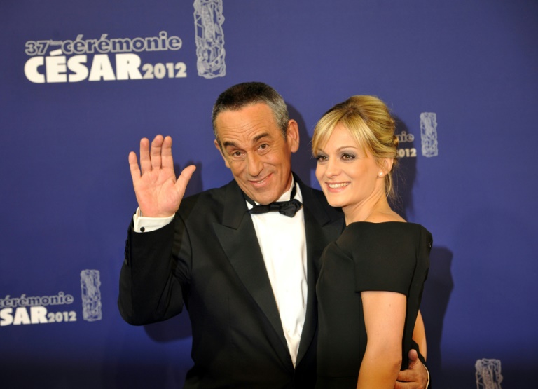 L'animateur et producteur Thierry Ardisson pose avec son épouse Audrey Crespo-Mara à son arrivée à la cérémonie des 37e César, le 24 février 2012, au théâtre du Châtelet à Paris
