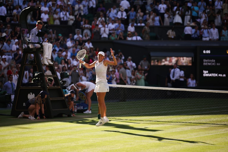 Iga Swiatek après sa victoire en demi-finales de Wimbledon contre Belinda Bencic, le 10 juillet 2025