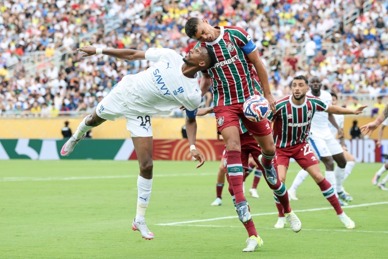 Le capitaine de Fluminense Thiago Silva au duel avec Mohamed Kanno lors du match contre Al-Hilal à Orlando, en Floride, le 4 juillet 2025