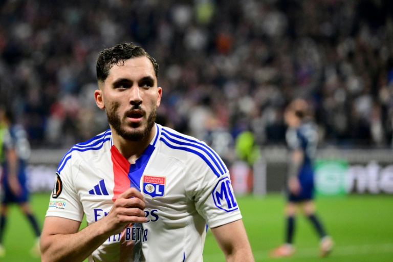 Rayan Cherki sous le maillot de Lyon, avant son transfert à Manchester City, après avoir marqué en Ligue Europa contre Manchester United le 10 avril 2025, au Groupama Stadium à Décines-Charpieu