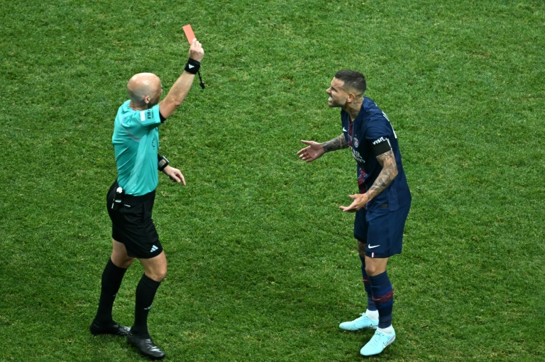 Le joueur du Paris Saint-Germain Lucas Hernandez (en bleu) reçoit un carton rouge de l'arbitre Anthony Taylor lors du match de Coupe du monde des clubs contre le Bayern de Munich à Atlanta le 5 juillet 2025.