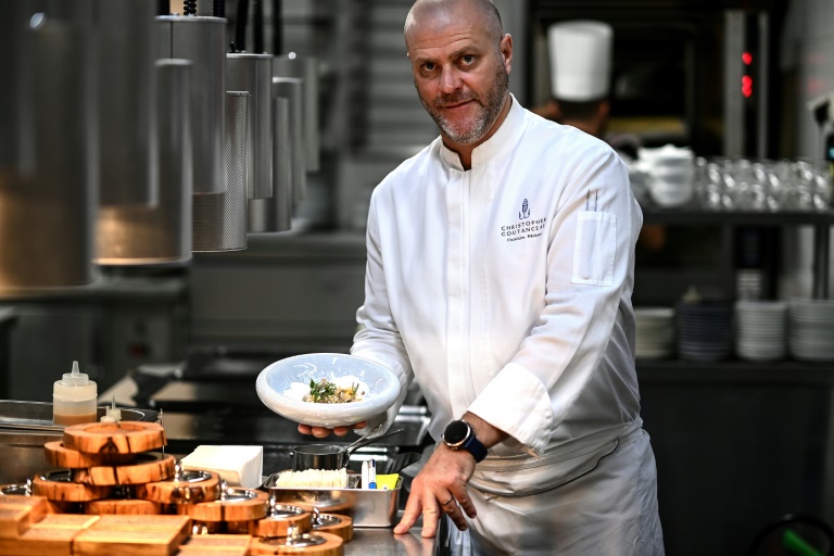 Le chef étoilé Christopher Coutanceau dans les cuisines de son restaurant à La Rochelle, le 1er avril 2025