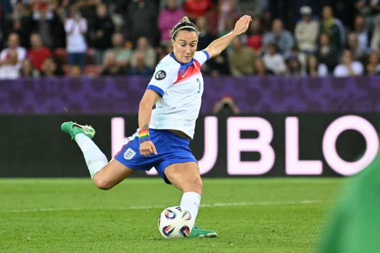 La défenseuse anglaise Lucy Bronze lors de la séance des tirs au but entre l'Angleterre et la Suède en quarts de finale de l'Euro-2025 à Zurich (Suisse) le 17 juillet 2025