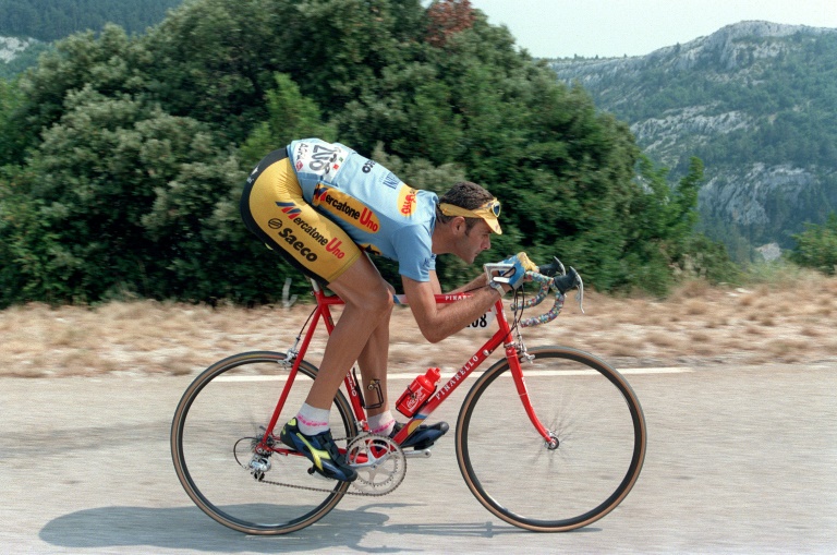 Le cycliste italien Eros Poli dévale la descente du Mont Ventoux sur le Tour de France le 18 juillet 1994