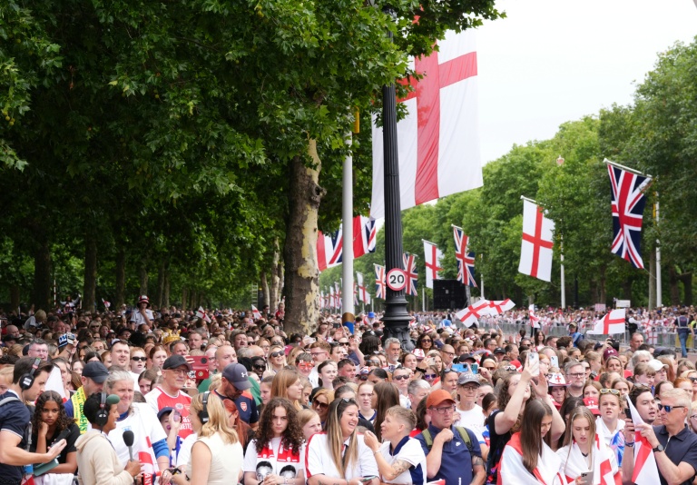 Les Lionesses anglaises célèbrent leur victoire à l'Euro 2025 lors d'un défilé en bus à Londres le 29 juillet 2025