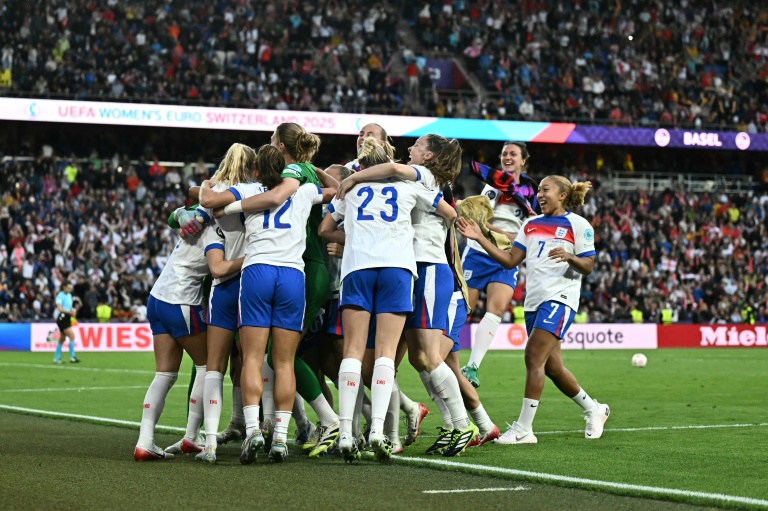Les joueuses de l'Angleterre célèbrent leur victoire aux tirs au but en finale de l'Euro-2025 contre l'Espagne à Bâle (Suisse) le 27 juillet 2025