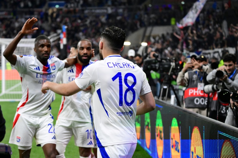 Rayan Cherki (à droite) félicité par ses coéquipiers Clinton Mata (à gauche) et Alexandre Lacazette lors du quart de finale aller de la Ligue Europa face à Manchester United le 10 avril 2025 au Groupama stadium. A nouveau qualifié pour la prochaine édition de la C3, l'OL ne pourra pas y participer s'il est relégué