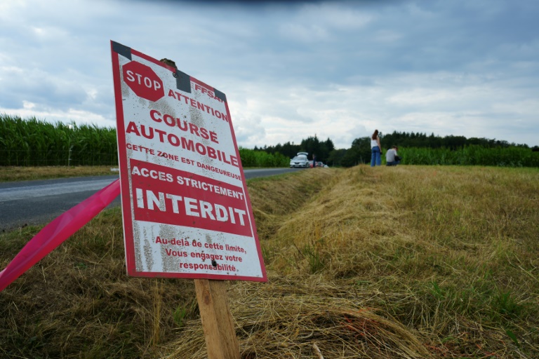 Un panneau interdisant l'accès au site près du lieu où des spectateurs sont morts après avoir été heurtés par une voiture qui a quitté la route lors d'un rallye automobile à Saint-Just, dans le Puy-de-Dôme, le 26 juillet 2025