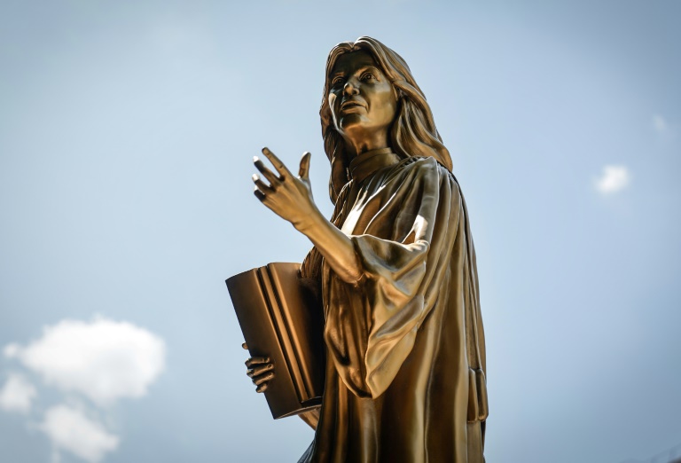 La statue dorée de l'avocate et militante féministe Gisèle Halimi est instalée Porte de la Chapelle à Paris le 18 juillet 2025