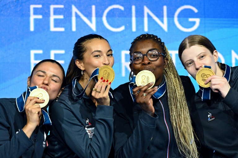 Les sabreuses Faustine Clapier, Sara Balzer, Sarah Noutcha et Toscane Tori médaillées aux Mondiaux de Tbilisi, le 30 juillet 2025