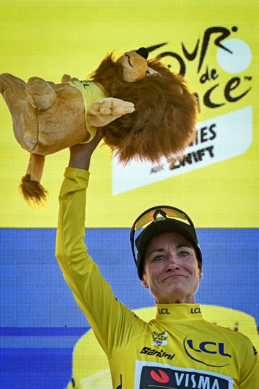 La Néerlandaise Marianne Vos (Visma-Lease a bike) sur le podium après sa victoire lors de la première étape du Tour de France femmes 2025 à Plumelec (Bretagne) le 26 juillet 2025