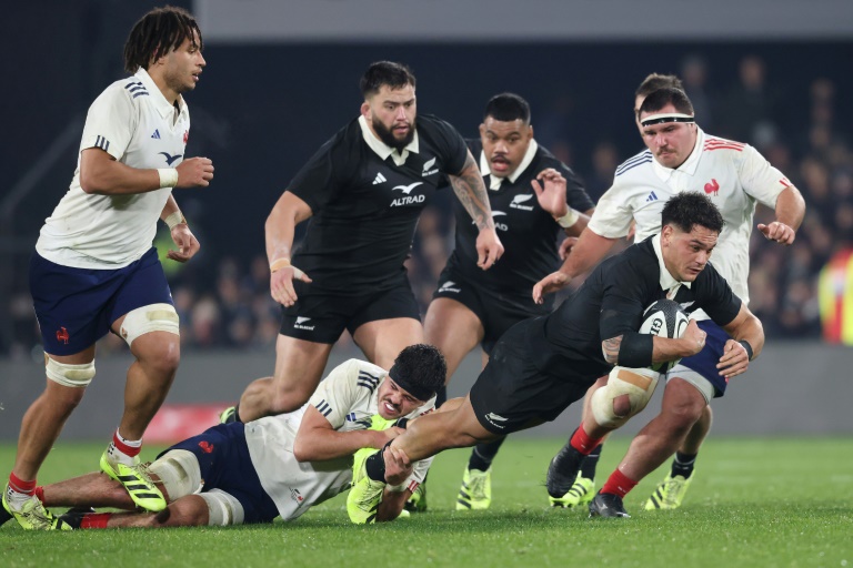 Le Néo-zélandais Quinn Tupaea plaqué par le Français Hugo Auradou en test-match le 19 juillet 2025 à Hamilton