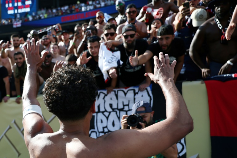 Le capitaine du PSG Marquinhos salue les supporters après la victoire en demi-finales du Mondial des clubs contre le Real Madrid, le 9 juillet 2025 à East Rutherford