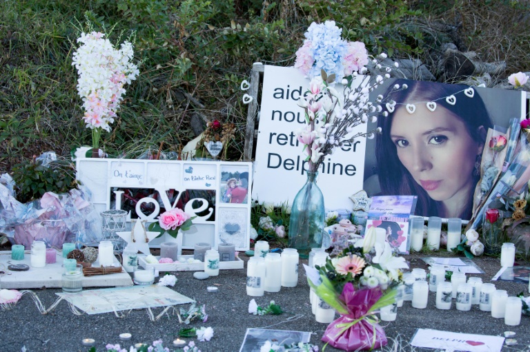 Des bougies et des fleurs déposées devant la maison de Delphine Jubillar à Cagnac-les-Mines (Tarn) lors d'une marche blanche un an après sa disparition, le 19 décembre 2021