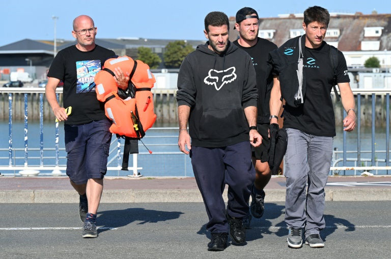 L'inventeur Franky Zapata (centre) après sa tentative de traversée de la Manche à bord d'un petit hélicoptère, à Calais le 25 juillet 2025