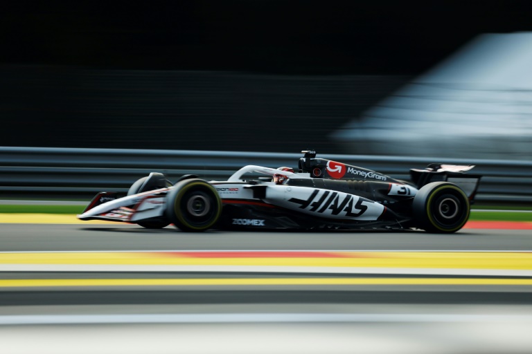 Le pilote français Esteban Ocon (Haas) lors de la séance de qualification pour la course Sprint du Grand Prix de Belgique sur le circuit de Spa-Francorchamps le 25 juillet 2025.