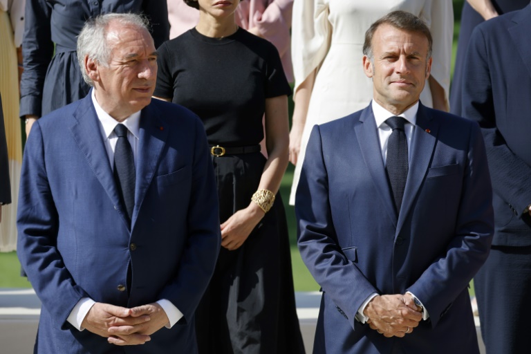 Le Premier ministre français François Bayrou (G) et le président français Emmanuel Macron (D) posent pour une photo de famille avec les membres du gouvernement avant la réunion hebdomadaire du cabinet au palais de l'Élysée à Paris, le 2 juillet 2025