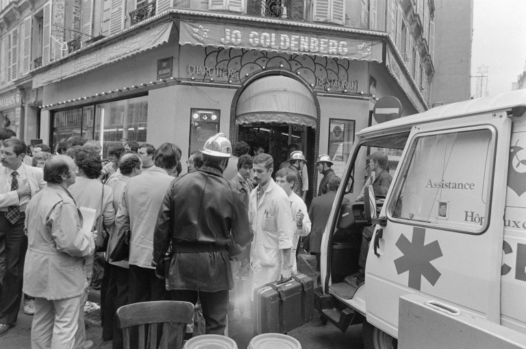 Des pompiers et des secouristes rue des Rosiers, à Paris, après que le restaurant traiteur franco-juif Jo Goldenberg a été attaqué par des hommes armés, le 9 août 1982