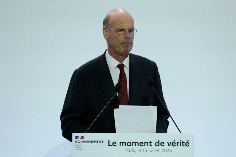 Le ministre français de l'Economie Eric Lombard prononce un discours, à Paris, le 15 juillet 2025