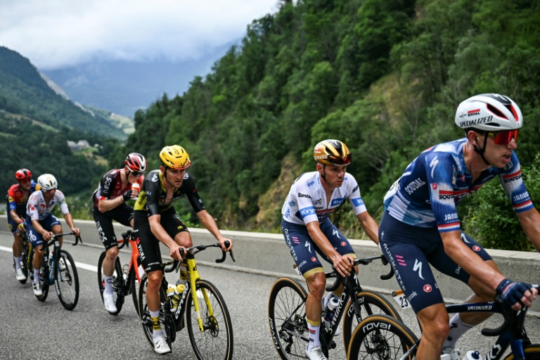 Le Belge Remco Evenepoel dans un groupe de coureurs distancés dans le col du Tourmalet, lors de la 14e étape du Tour de France, le 19 juillet 2025