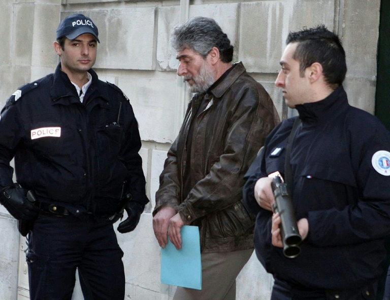Des policiers escortent le Libanais Georges Abdallah alors qu'il quitte le tribunal de Pau dans le sud-ouest de la France, le 18 février 2010