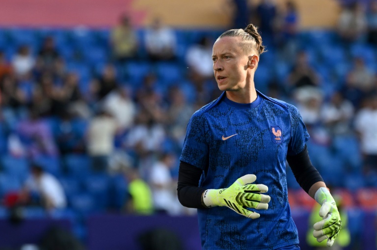 Pauline Peyraud-Magnin à l'échauffement avant la rencontre face aux Pays-Bas à l'Euro-2025 à Bâle, en Suisse, le 13 juillet 2025