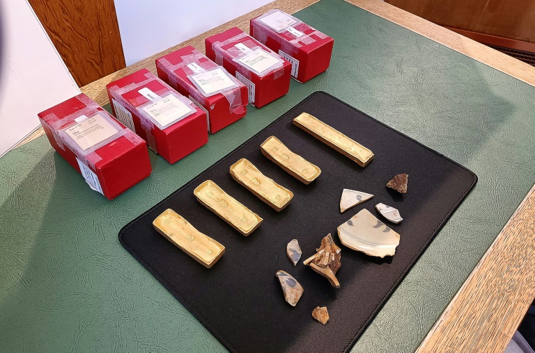 Les lingots pillés sur l'épave du Prince de Conty, une frégate de la compagnie des Indes échouée en 1746 en Bretagne. Photo prise lors de leur restitution à la France, à  Brest (Finistère) le 15 juin 2022