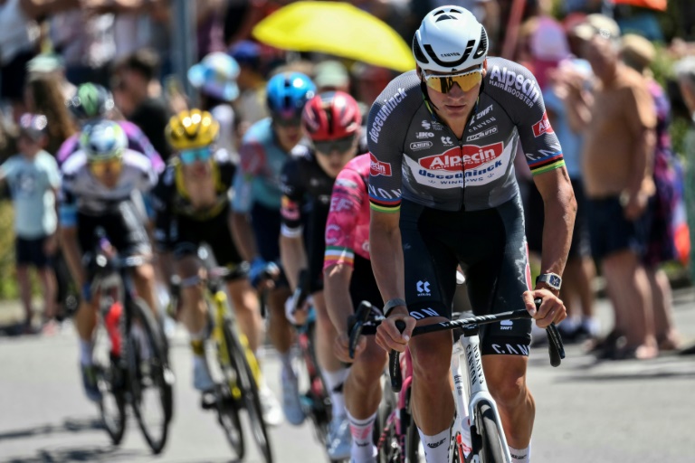 Le Néerlandais Mathieu van der Poel emmène l'échappée lors de la 6e étape du Tour de France entre Bayeux et Vire, le 10 juillet 2025