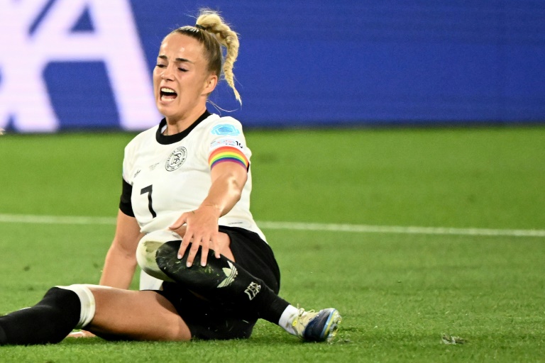 La capitaine de l'Allemagne Giulia Gwinn blessée contre la Pologne à l'Euro à Saint-Gall, le 4 juillet 2025