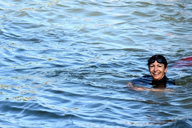 La maire de Paris Anne Hidalgo nage dans la Seine, à Paris, le 17 juillet 2024