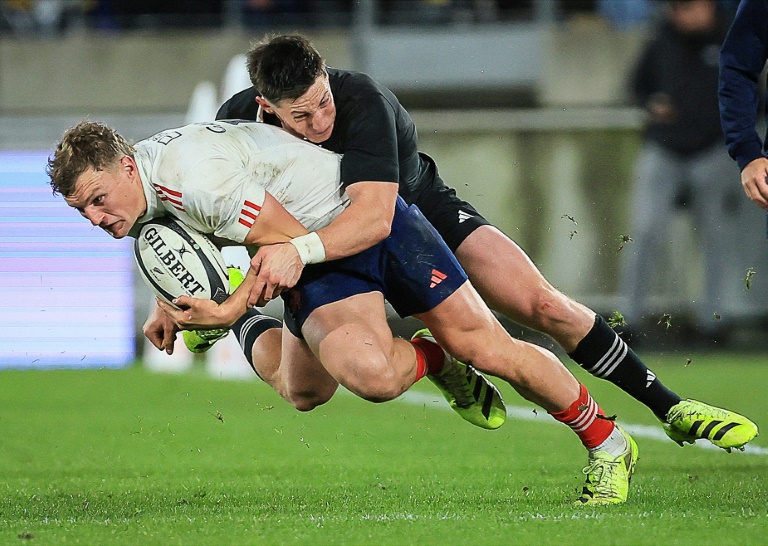 Émilien Gailleton du XV de France pris par le Néo-zélandais Cam Roigard lors du test entre les deux XV le 12 juillet 2025 à Wellington