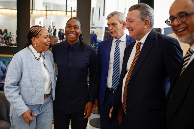 Caster Semenya (2e en partant de la gauche) entourée de ses avocats Gregory Nott (2e en partant de la droite) et Patrick Brancher (au centre), de la présidente de la Commission pour l'égalité des genres Nthabiseng Sepanya-Mogale (à gauche) et du directeur national de l'organisation  ProBono.Org, Mohamed Shafie Ameermia (à droite), le 9 février 2024 à Johannesburg