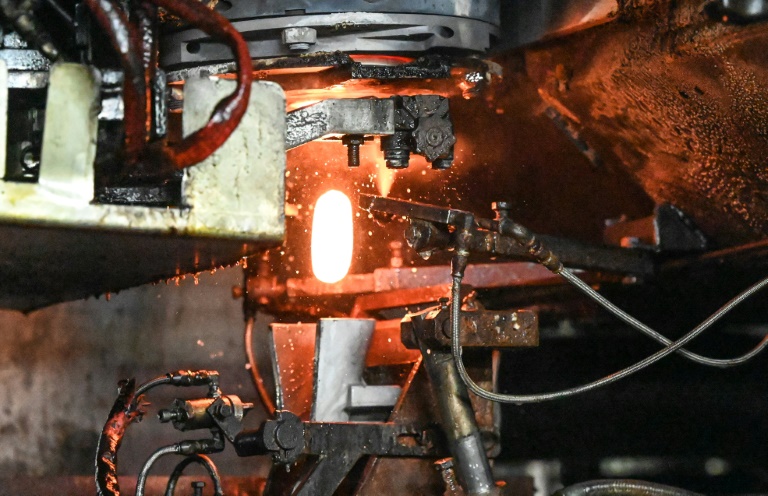 Du verre fondu sur une chaîne de fabrication du verrier Arc, le 13 septembre 2022 à Arcques, dans le Pas-de-Calais