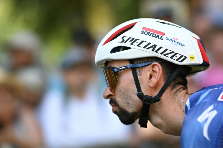 Valentin Paret-Peintre, membre français de l'équipe Soudal Quick-Step, au départ de la 9e étape du Tour de France, le 13 juillet 2025 à Chinon