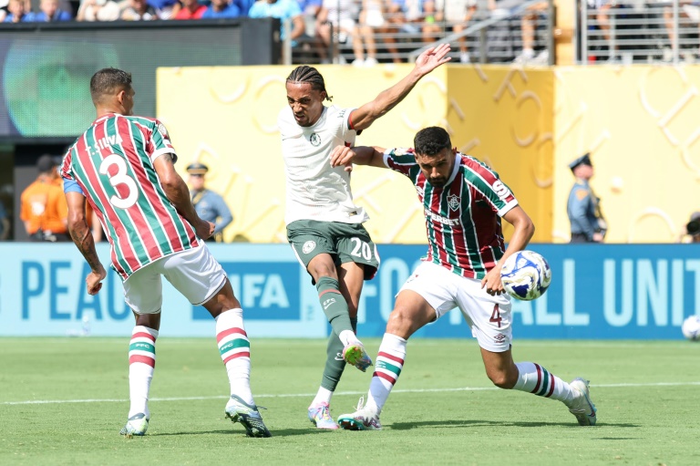 Joao Pedro se joue des défenseurs centraux de Fluminense pour inscrire le 2e but de Chelsea en demi-finale du Mondial des club à East Rutherford, le 8 juillet 2025