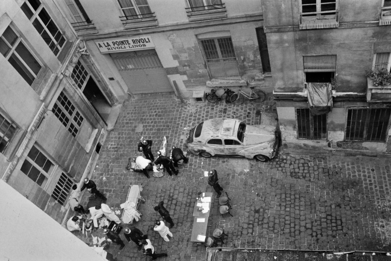 Des pompiers et des secouristes prennent en charge des blessés dans une cour de la rue des Rosiers, à Paris, après que le restaurant traiteur franco-juif Jo Goldenberg a été attaqué par des hommes armés, le 9 août 1982