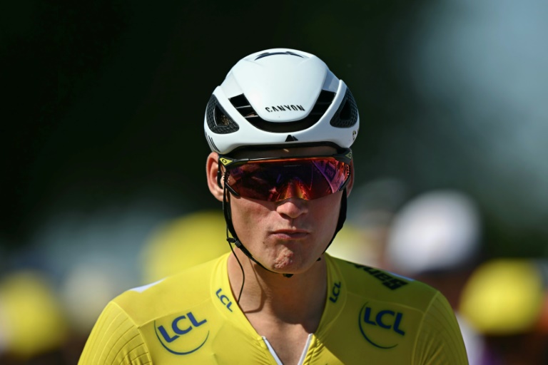 Le Néerlandais Mathieu van der Poel alors porteur du maillot jaune du Tour de France, à l'arrivée de la 7e étape à Mûr-de-Bretagne, le 11 juillet 2025