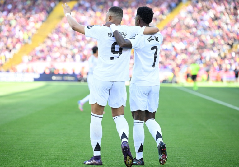 L'attaquant français du Real Madrid Kylian Mbappé (g.), avec l'attaquant brésilien du Real Madrid Vinicius Junior (d.), lors d'une rencontre de Liga contre le FC Barcelone, à Barcelone, le 11 mai 2025