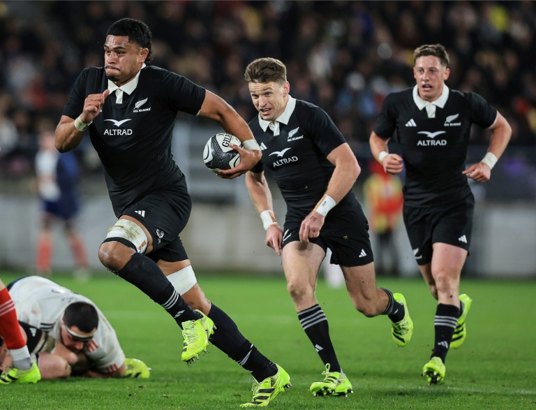 Le All Black Tupou Vaa’i s'échappe contre le XV de France en test-match le 12 juillet 2025 à Wellington