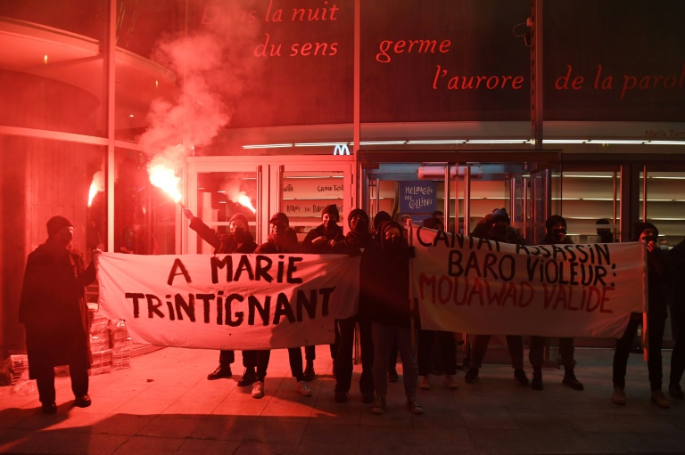 Manifestation devant le Théâtre de la Colline à l'occasion de la première de la pièce de l'auteur et metteur en scène canadien Wajdi Mouawad, sur une musique de Bertrand Cantat, le 19 novembre 2021 à Paris