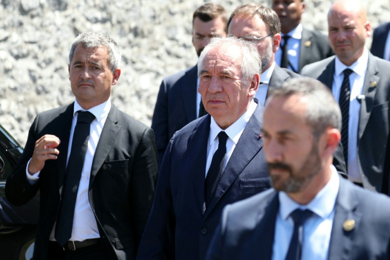 Le ministre de la Justice Gérald Darmanin (gauche) et le Premier ministre François Bayrou arrivent à l'église d'Anet (Eure-et-Loir) le 11 juillet 2025, pour les obsèques d'Olivier Marleix