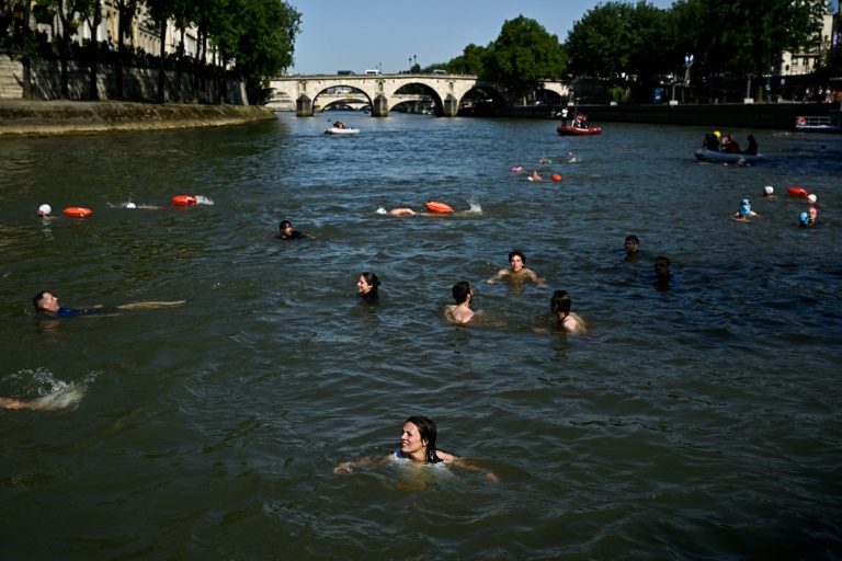 Des riverains nagent dans la Seine, le 17 juillet 2024