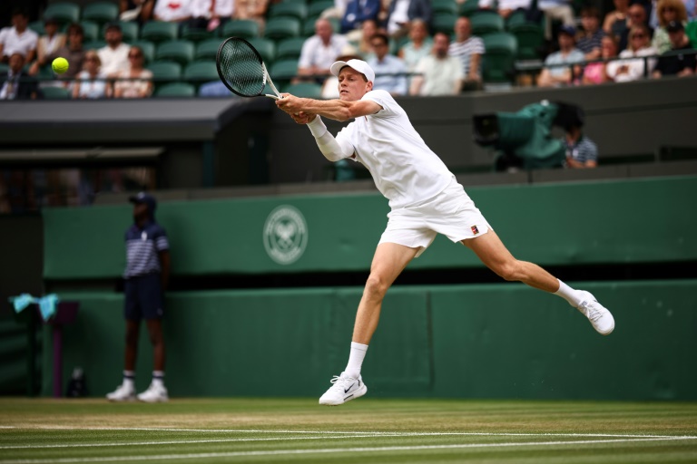Le N.1 mondial Jannik Sinner, le bras droit dans une manche, contre l'Américain Ben Shelton en quarts de finale de Wimbledon le 9 juillet 2025 à Londres