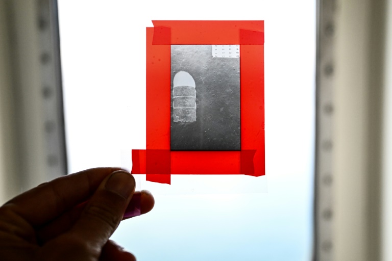 Un chercheur du CNRS montre le négatif d'un baril de déchets nucléaires photographié en 1985, à bord du navire scientifique Atalante avant son départ du port de Brest pour une mission scientifique, le 15 juin 2025 dans le Finistère