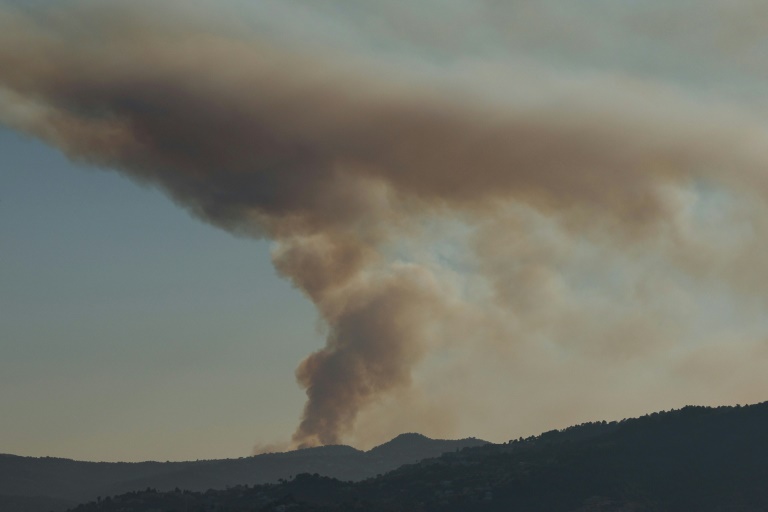 La fumée d'un incendie de forêt près de Fréjus, le 17 juillet 2025 dans le Var