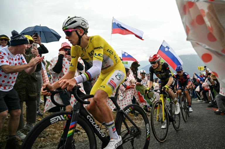 Le Slovène Tadej Pogacar devant le Danois Jonas Vingegaard dans le col de la Loze, lors de la 18e étape du Tour de France, le 24 juillet 2025