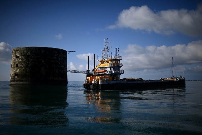 Une barge effectue des travaux de terrassement à proximité du Fort Boyard qui menace de s'écrouler, au large de l'île d'Aix dans l'océan Atlantique, le 16 juillet 2025 en Charente-Maritime
